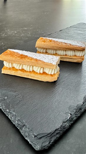 ¿Ya tienes crema diplomática hecha y no sabes cómo usarla? Te enseño el montaje perfecto de unas milhojas en literalmente 5 minutos. Esta es la parte que más me gusta: cuando ya tienes todo preparado y solo toca montar. Es rápido, satisfactorio y el resultado parece sacado de una pastelería. LO QUE NECESITAS: Crema diplomática ya hecha y fría (si no sabes prepararla, pásate por mi canal de YouTube) Hojaldre ya horneado (puedes usar hojaldre comprado del súper) Manga pastelera con boquilla lisa o