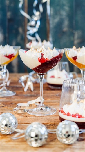 Knusperstübchen I Sarah Zahn on Instagram: "Ihr wollt zu Silvester ein ganz einfaches Dessert mit Wow-Effekt vorbereiten? Dann macht dieses Dessert im Glas mit Saft oder Sekt eurer Wahl, dazu gibt‘s eine erfrischende Zitronen-Quark-Creme und wer möchte toppt es mit eisigen Himbeeren und Marshmallow-Topping 😍🥳 Was sagt Ihr? Kommentiert mit Rezept und ich schicke es euch oder speichert es euch ab ♥️ 📍 Saftschicht * 500 ml Saft oder trockener Sekt * 50 g Zucker * 2 EL Vanillezucker * Gelatine:
