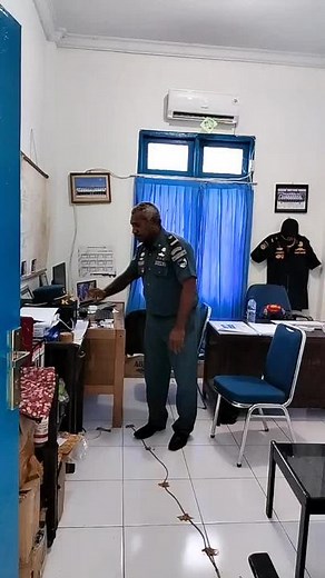 Understanding Non-Verbal Communication in Security Roles