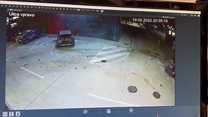 AUTENTICKÉ VIDEO Z HRÔZOSTRAŠNEJ NEHODY OPITÉHO VODIČA Video je nevhodné pre citlivé povahy. Dopravnú nehodu riešili dopravní policajti z Nitry na ulici Bratislavskej. 44 ročný vodič z Ukrajiny viedol vozidlo VW Passat, pričom pravdepodobne neprispôsobil rýchlosť jazdy, vyšiel mimo cesty, kde narazil do odparkovaného vozidla Kia Ceed a následne do vozidla Kia Sportage. Policajti vodiča podrobili dychovej skúške, ktorá mala pozitívny výsledok. Nafúkal 0,75 mg/l alkoholu, čo predstavuje 1,56 promi