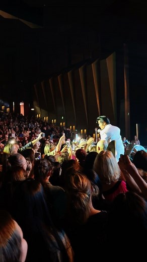 Last night’s crowd for the “Elvis Experience” in Curitiba Brazil was WILD! #deanzaselvis | Dean Z