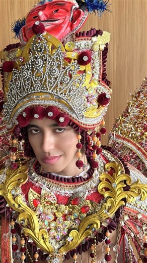 Daniel Rachman Ramadhan on Instagram: "Sang Penjaga Topeng Nusantara Proud to represent DKI Jakarta at Grand Model Indonesia through this National Costume inspired by Tari Topeng Tunggal, one of Betawi’s treasured traditional dances. Created in 1930, Tari Topeng Tunggal reflects the depth of human character through three masks: Panji, symbolizing calm and grace; Kelana, representing joy and vitality; and Jingga, embodying courage, strength, and determination. Each mask tells a story, reminding u