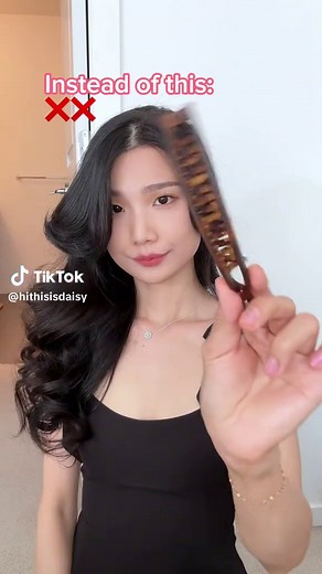 Efficiently Styling Your Hair with a Banana Clip: Ponytail Tutorial
