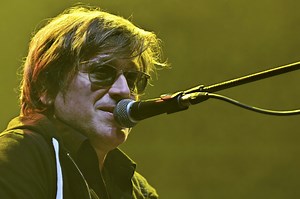 Mort de Françoise Hardy : "beaucoup d'émotions", Thomas Dutronc rend hommage à sa mère sur scène