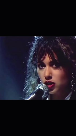 ❤️“Eternal Flame” is one of The Bangles’ biggest songs, released in 1989. It’s a soft, emotional love song that stood out because of how simple and heartfelt it was, and it ended up hitting 1 on the charts. Susanna Hoffs, the band’s guitarist and singer, co-wrote the song and sang the lead vocals. Her gentle, intimate voice is what really gives the song its emotional pull. While the whole band was part of its success, Eternal Flame is especially tied to Susanna and became one of the defining son