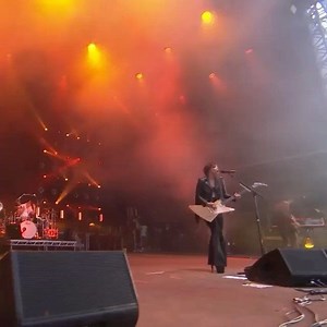 110K views · 3.1K reactions | Hey freaks! With no live concerts in sight for a while, we invite you to join us Thursday to relive our performance at Download 2019. See you all there horns high!! Thursday 4pm EST. 落落 Link https://linktr.ee/halestormrocks | Lzzy Hale | Facebook