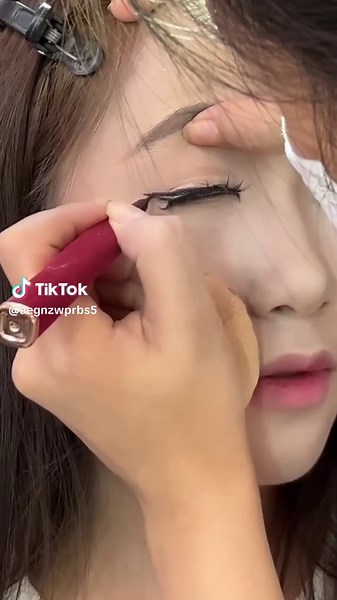Innovative False Eyelash Application Techniques