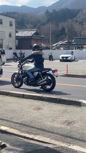 CB1100で走り去る