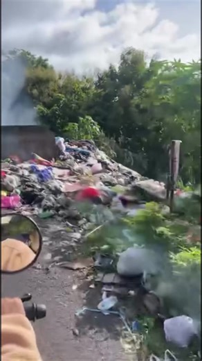 Sampah bau dan menumpuk mengganggu pengguna jalan di Griya savaraz 1 galung maloang..