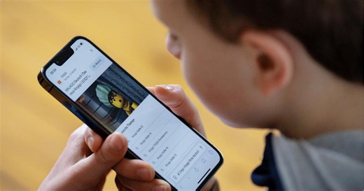 Censis: il 46,4% dei genitori autorizza l'uso dello smartphone ai figli prima dei 10 anni