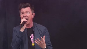 著名歌手瑞克·艾斯里一首歌带你穿越回情歌倍出的80年代