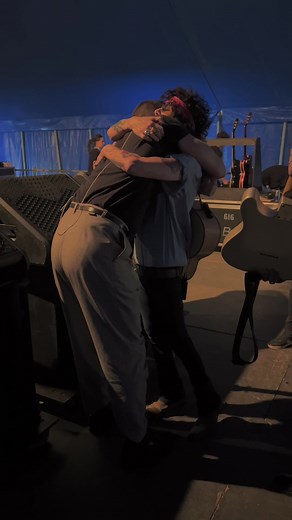 Pre show bear hugs ✅ #lp #lptour2023 #livemusic