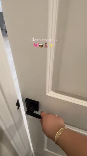 Nothing beats a clean room!Watch me reset my space — from tidying up my vanity area and organizing drawers to making the bed and bringing back that fresh, peaceful vibe. This is your sign to declutter, refresh, and fall in love with your room all over again.If you love cleaning motivation, room organization, and aesthetic resets, this one’s for you.Want links to my organizers, vanity, or decor?→ You must be following me!Comment “clean” below and I’ll DM you the full list!Tags:#room #home #hotel 