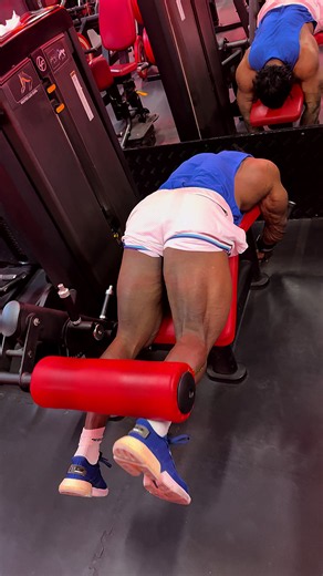 Single-leg lying hamstring curls are a great way to isolate each hamstring individually, helping improve muscle balance, strength, and better mind-muscle connection. Training one leg at a time increases control, reduces compensation from the stronger side, and creates constant tension throughout the movement for maximum hamstring activation. Control the squeeze at the top, lower the weight slowly, and focus on quality reps over momentum. 🔥🦵 #HamstringCurl #SingleLegCurl #LegDay #Hamstrings #Bo