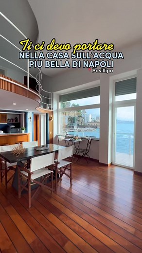 Ti ci devo portare a scoprire la casa Casa più bella di Napoli 🌊 💙Un appartamento che affaccia sul mare a soli 3 metri dall’acqua, composto da un soppalco con camera da letto, un soggiorno, due bagni e una piccola cucina per preparare colazioni o cene romantiche. 🌊Voi immaginate di andare a dormire e svegliarvi con un’unica canzone di sottofondo: le onde del mare. 💙È possibile prenotare una notte o più giorni in questo piccolo paradiso fatto di cielo e mare chiamato 📍LA CASA SULL’ACQUA, si