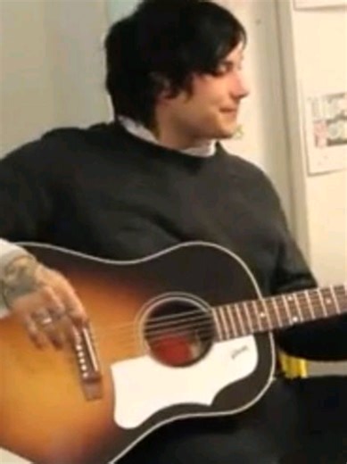 Frank Crowdsurfing! #frankiero #mychemicalromance #fyp #emo #mcr | frank iero