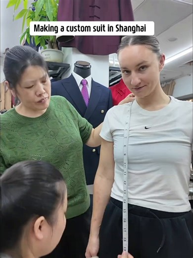 In Shanghai, some tourists skip the classic souvenirs — fridge magnets, postcards, all that — and go straight for custom-tailored suits.At a shopping mall in Shanghai, foreign visitors are getting measured for custom suits, dresses, shirts, and qipaos, often for a fraction of what they’d pay back home. Some orders can even be finished within 24 hours！Shop owners say foreign customers now make up more than half their business. People literally arrive with empty suitcases and leave looking like th
