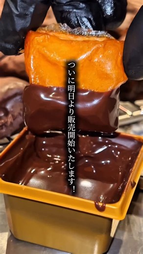 焼きパイとお菓子 onomatopée | 福岡カフェ | on Instagram: "焼きパイとお菓子onomatopéeです。 いつもたくさんのご来店誠にありがとうございます。 博多駅催事にて、 「いつから始まるんですか？」 と多くのお声をいただいていたあのミニーパイ。 いよいよ明日から、 ミニーパイの「ピスタチオ」「チョコディップ」 が販売スタートいたします。 なお、ミニーパイ 「プラチナショコラ」 「ピスタチオディップ」 につきましては【本日まで】の販売となります。 onomatopéeは12月25日まで 博多駅【いっぴん西通り】に出店中です。 後半戦も、 たくさんの方にお会いできるのを楽しみに、 スタッフ一同お待ちしております。 —————————————————————————- 【menu】 ※全て税込価格 ＜KING CREAM＞ ●自家製カスタード 800円 ●プラチナショコラ 1,200円 ●ピスタチオ 1,200円 ●キャラメル 1,000円 ●4種アソートセット 4,000円 . ＜miny pie＞ ●パイのみ 800円 [10個 クリームなし] ●自家製カ