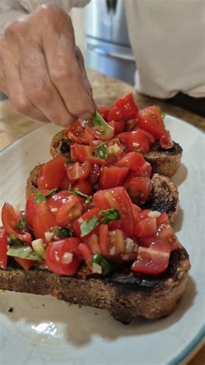 classic Italian tomato Bruschetta #tomatoBruschetta #easyitalianappetizer#summerrecipes