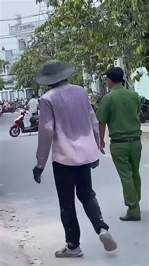 ‼ Đường Nguyễn Thị Đẹt ấp 4 Đông Thạnh, Hóc Môn ngay lúc này. Phát hiện thithe đang phân hủy trong cốp xe ô tô đậu nhiều ngày trên vỉa hè. #blogtamsu | Blog Tâm Sự