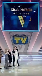 41 anni fa andava in onda la prima puntata di La signora in giallo 😍 La serie durò fino al 1996, con 264 episodi e 4 film TV. Il personaggio di Jessica Fletcher è ispirato a Miss Marple di Agatha Christie, e Angela Lansbury aveva già interpretato Miss Marple nel film "Assassinio allo specchio" del 1980. Il titolo originale "Murder, She Wrote" richiama "Murder, She Said", film tratto da Agatha Christie con Margaret Rutherford nei panni di Miss Marple. Un famoso crossover avvenne nel 1986 con la 