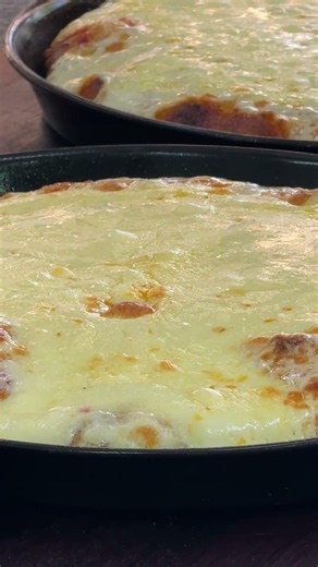 Cocción de Pizza con tres cortes de Muzzarella