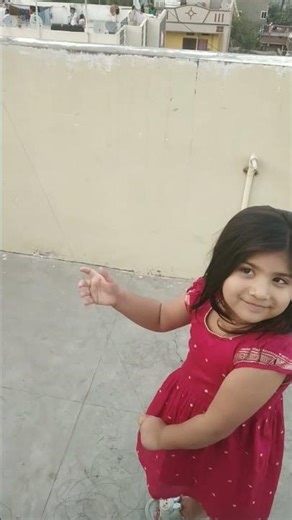 Little girl flies kite 😀 #kiteflying #shorts