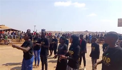 #Times360Malawi Ili ndi gulu la ndakatulo lotchedwa African Youth Artistic Poetry (AYAP) kuonetsa luso lawo ku phwando lotchedwa Tumaini Talent Show lomwe likuchitika pa msasa wa Dzaleka m'boma la Dowa. Gululi lomwe liri ndi mamembala makumi atatu ochoka m'maiko monga Ethiopia, Rwanda, Burundi komanso D R Congo linadya wani ndi ndakatulo yawo yofotokoza za umoyo wa anthu othawa maiko akwawo. (Wolemba Jimmy Chazama) | Times 360 Malawi