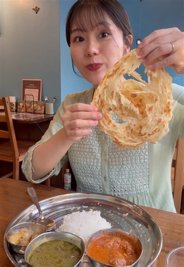 【インドカレー屋でオタクはナンを頼まない】 ▼お店 南インド食堂チェケレ（名古屋） 地下鉄新栄町駅から徒歩2分 ▼食べたもの ・パロタプレート（パロタ1枚＆ハーフライス）1350円 ＋120円 マトンカレーを選択 パロタに恋した店主がいると聞いて名古屋へ。 激うまサクもちパロタに感激・・・と思いきやカレーが美味しすぎた。 カレーは南インド現地で食べる味すぎる。 感動。。