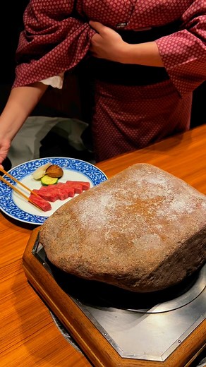This Rock is Definitely Not Cheap. 400도로 달궈진 천연석에 구워주는 흑와규구이. 자리가없을정도로 일본 현지인들한테 인기가 많은 노포입니다,, 먼저 직원분께서 한 점 구워주셨어요, 와사비는 없고 버터를 듬뿍발라먹는 방식. 사르르녹는 육질과 육즙의 꼬소함 그리고 버터풍미에 치이는 미친맛. 심플한 야채구이도 일본야채들은 수분이많고, 달콤한편이라 소금살짝 찍어먹으면 정말 맛있습니다. 대대대만족. 🏡横浜瀬里奈 浪漫茶屋 (Yokohama Serina Roman Chaya) 🏮50년이상된 요코하마 노포, 런치 4,400엔 ( (A long-established restaurant with over 50 years of history) 🚃요코하마 바샤미치역(馬車道駅)에서 도보5분(5-minute walk from Bashamichi Station in Yokohama) 🇯🇵If you want to experience a special yakiniku in 