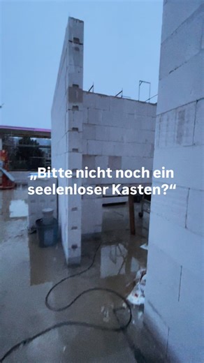 Alex on Instagram: "„Bitte nicht noch ein seelenloser Kasten!“ Diesen Satz schnappten wir im Vorbeigehen auf, als die Leute an unserer Baustelle stehen blieben. Wir mussten schmunzeln. Denn während mancher Passant beim Wort „Neubau“ vielleicht an kühle Symmetrie und austauschbare Fassaden dachte, wussten wir längst: Hier entsteht etwas ganz anderes. Es wäre zu schön zu wissen, was dieselben Leute heute sagen würden, wenn sie an unserem fertigen Haus vorbeigehen. Wir wollten ein Zuhause, in dem m