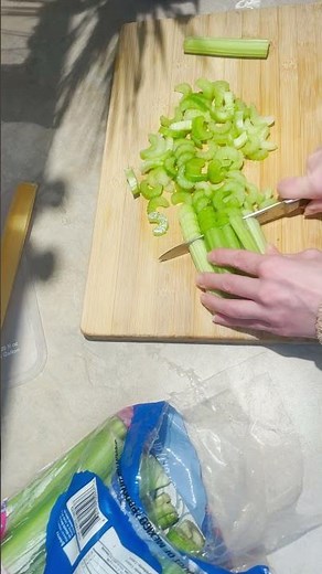 Preserving Celery Goodness: The Freezing Hack You Need! 🌿❄️