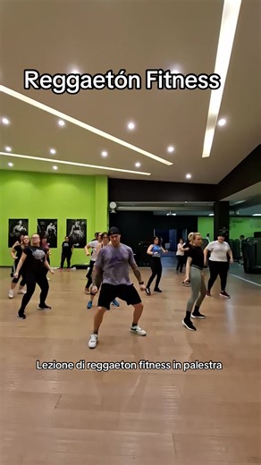 Le lezioni di Reggaetón fitness in palestra sono efficaci, ci divertiamo un mondo ballando🕺 #fitnessmusicale #zumba #fitnesscoreografico #dancefitness #fitness @Andrea