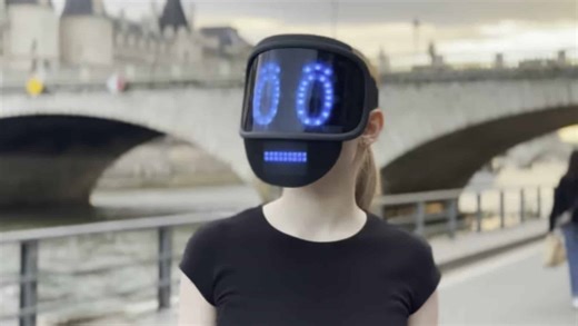 Essa máscara bizarra te transforma em um 'emoji ambulante'