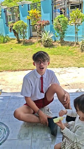 Yes, Una and Fathan are eating ice cream again.