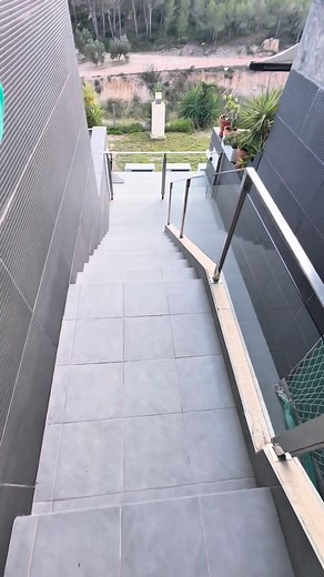 468K views · 4.9K reactions | ⚠️Estos son esos trabajos a los que directamente digo que NO, dar solución rápida y barata a algo que otra empresa realizó mal y no da la cara, como podéis ver finalmente acepté. La desesperación de la persona que lo sufría pudo conmigo, ahora por lo menos ni se va a caer ni se mueve, pero menuda chapuza! . #carpinteriametalica #chapuzas #sinverguenzas #villamartín | Cerraboj Carpinteria Metalica | Facebook