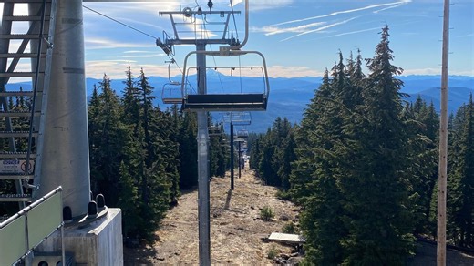 Timberline Lodge counts on tourists while waiting for winter snow revival