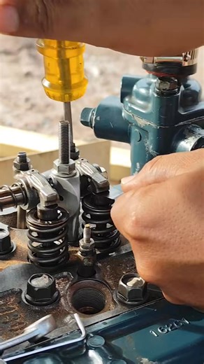 Valve Adjustment on Kubota Engine, D1005 (3 Cylinder). #mechanic #mekanikalatberat #komatsuexcavator #komatsu #valveadjustment #alatberat #fypage #fyp #foryoupage #fyppppppppppppppppppppppp | Engine Bend Valve