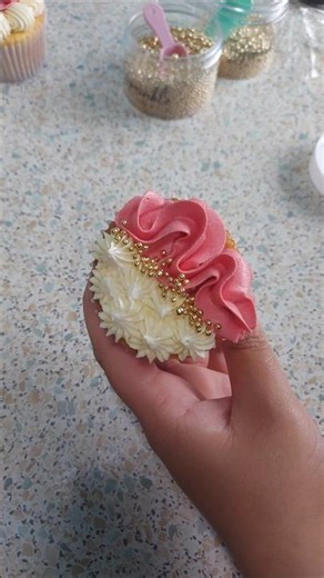 Cupcake Piping Technique Tutorial| Buttercream| Decorating techniques and Ideas| Flowers| Rose|viral