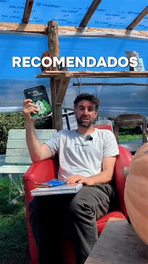 📚✨ Hoy te recomiendo 3 libros que van a cambiarte el algoritmo 1️⃣ La vuelta a los vegetales – Carlos Burgstaller 2️⃣ El horticultor autosuficiente – John Seymour 3️⃣ Juan Salvador Gaviota – Richard Bach • un bonus imperdible 👉 Manual de cob, quincha y paja encofrada 🌱 Pone CURSO en los comentarios y te espero en la próxima formación. #Permacultura #HuertaAgroecologica #Bioconstruccion #LibrosRecomendados #MaxiPermacultura | Maxi Sanchez