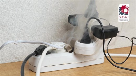 #PreventionIncendie 🔥 Attention à la surcharge des prises et multiprises ! Une multiprise trop chargée peut surchauffer et provoquer un incendie ✅ Branchez uniquement les appareils nécessaires ✅ Évitez les appareils puissants sur la même multiprise ✅ Contrôlez régulièrement l’état de vos installations | SDIS de l'Oise (Page officielle des sapeurs-pompiers de l'Oise / SDIS 60)