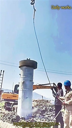 기초 파일을 수직으로 박아 넣는 방법: 로프 하나로 통제하는 중력 해머 타격 시공 #worker #process #earthmoving #foundations #tools