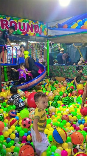 bocil ingin melompat dari prosoran putar wahana mandi bola. wkwkwk