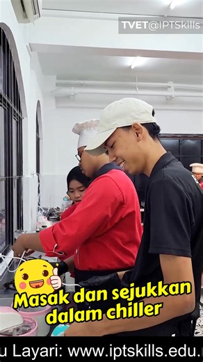 Hai semuaaaa!!😁Kali ni kita tengok pelajar SKM 3 Seni Pastri menyediakan Bombe Alaska dan aiskrim coklat untuk kelas amali mereka.👏🏻Hidangan pencuci mulut ini terkenal kerana persembahannya yang dramatik di mana isinya berupa aiskrim yang disalut dengan lapisan meringue yang dibakar. Baca pun dah nampak macam sedap kan?😋Pelajar diajar menyediakan hidangan ini dari awal penyediaan, penyejukkan dan juga cara hidangan. Macam-macam lagi menu menarik yang pelajar dapat belajar di IPTSkills tau. S