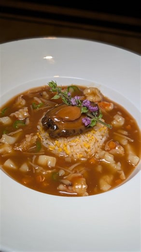 Shawn Loh on Instagram: "Jiang-Nan Chun, the Michelin-recommended restaurant at Four Seasons Hotel Singapore which serves refined traditional Cantonese cuisine in an elegant, river-inspired setting (@fssingapore). My lunch involved complimentary amuse bouche and petit four courses, with the additions injecting a certain rarefied air to the dining experience. I was also presented with a birthday cake at the end of the meal, which was a thoughtful touch. One of the restaurant’s greatest assets is 