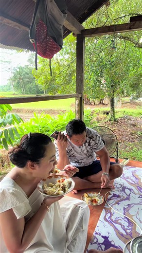 masak dan makan di kandang kambing 😂🤤 #papikingkongdanmami | cooking food