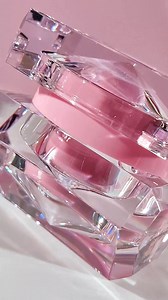 Our Magic Star™ Hydrating Moisturizer is BACK IN STOCK! Same #iconic formula, new unit carton! 💫 ⁠ ⁠ We are reducing waste by decreasing the size of our unit carton. Now our moisturizer fits perfectly in our snug and sustainable packaging. Don't forget to recycle your unit carton! ♻️⁠ ⁠ Key Ingredients ⤵️⁠ 💦 Niacinamide – Hydrates, brightens & reduces excess oil production⁠ 🌟 Squalane (sugar derived) – Moisturizing, reduces fine lines and wrinkles, improves skin elasticity⁠ 🌈 Rainbow Algae –