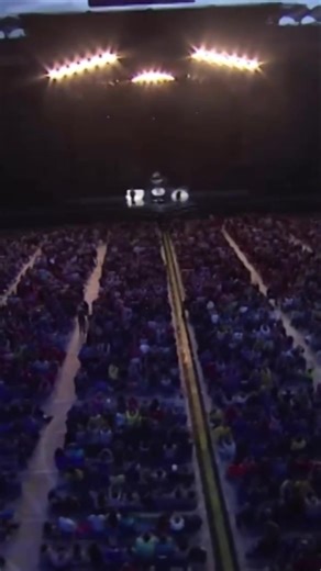 Le sorprese continuano! Il 6 luglio ritorna il PoohDay, l’esclusivo racconto live ricco di momenti inediti ed emozionanti della giornata, del backstage e del nostro concerto di San Siro. Un momento speciale che ci accompagna in tutti gli eventi più importanti dal ’96, insieme ad amici, staff, tecnici, ma soprattutto con il nostro pubblico! Vivi anche tu la magia del PoohDay di "AMICIXSEMPRE" sul nostro sito: www.poohday.pooh.it #pooh #poohday #poohlive #live #amicixsempre #tour #sansiro | Pooh