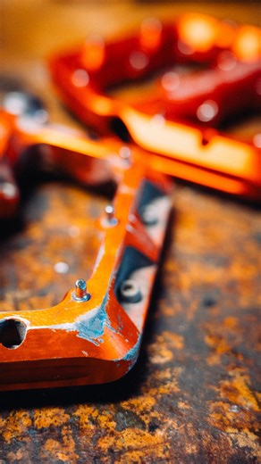 Ya know, we think it’s pretty dang spooky if your pedals won’t last 20,000 miles (32,000 km)‼️ of fully loaded cargo bike touring 🎃, with no service performed on them whatsoever 👻. Because, well, why shouldn’t they? If you’ve been following along, @truemarmalade has been fatigue testing our Waveform Pedals and has racked up that massive mileage over almost 1,750hrs of riding and 617,000ft of elevation gain. Heading southwest for the winter, he FINALLY KO’d his left pedal crossing Illinois towa