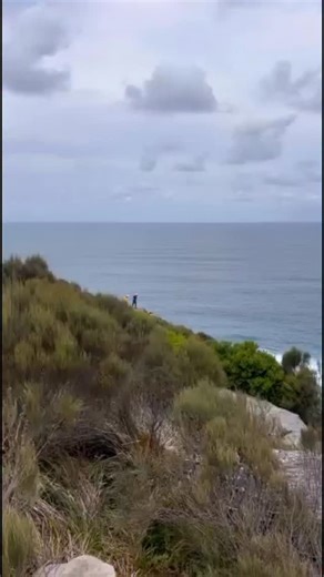 MAN DIES, TEEN MISSING AFTER PALM BEACH BOAT CRASH A man is dead and a teenager missing after an horrific boat crash thsi morning at Palm Beach. Emergency services responded to the fatal boat incident at Palm Beach near Barrenjoey Headland at approximately 11:35am today December 31, 2025, following reports that a boat had capsized and crashed into rocks. Police say Surf Life Saving members pulled one man from the water. NSW Ambulance paramedics treated him at the scene, but he died. He has not y